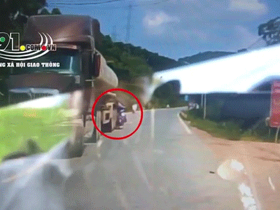 Nữ sinh đi xe máy tông thẳng đuôi xe container gây tai nạn liên hoàn