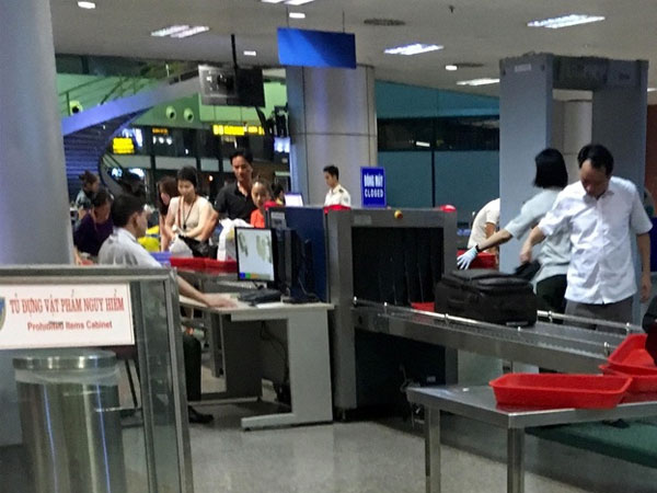 Nam hành khách 'cầm nhầm' điện thoại lên máy bay bị bắt tận tay