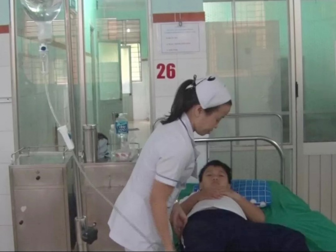 10 học sinh tiểu học bị ong đốt nhập viện, cả trường nghỉ học
