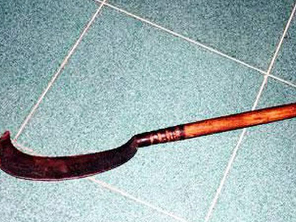 Cầm rựa đuổi chém lún sọ bạn nhậu