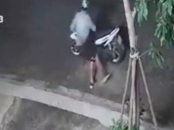 Tài xế Grabbike bị khách tạt nước cay cướp xe máy