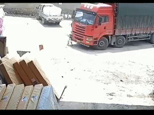 Clip: Kinh hãi khoảnh khắc bé trai bị chiếc container "nuốt gọn" vào gầm khi đang chơi trong bãi đỗ xe