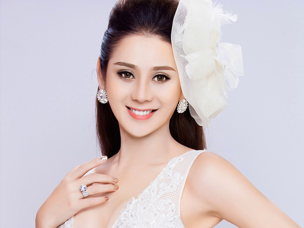 Lâm Khánh Chi hé lộ gia thế không phải dạng vừa, bố mẹ từng đi làm thuê nhưng giờ đã là ông bà chủ buôn đồ cổ