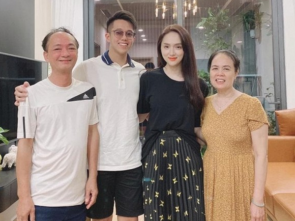Matt Liu bị chê tặng quà ra mắt gia đình Hương Giang thiếu tinh tế, mẹ vợ tương lai nhanh chóng lên tiếng 'giải oan'
