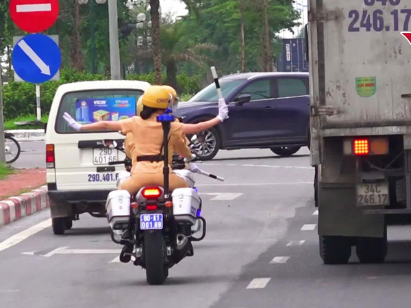 Một nhiệm vụ 'thầm lặng' ít người biết của các chiến sĩ cảnh sát giao thông
