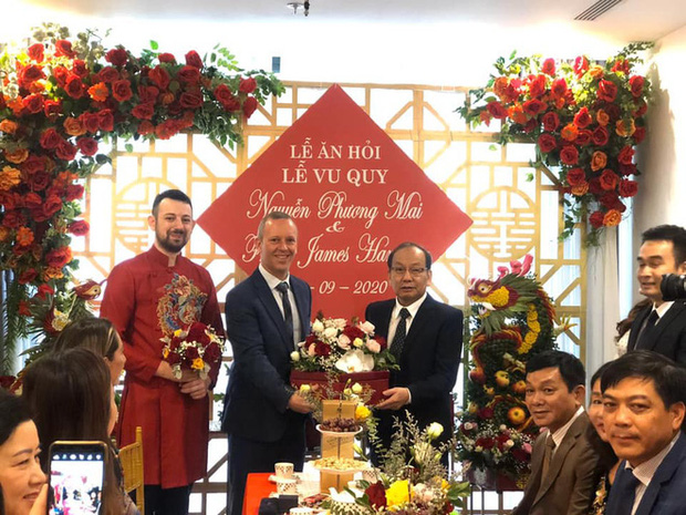 Đại sứ Anh làm chủ hôn cho đám cưới của cô phóng viên Việt và chàng trai Tây