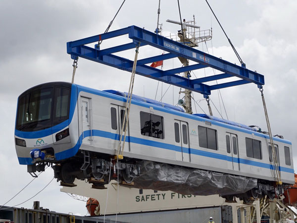 Cận cảnh tàu biển 120 mét chở 3 toa tàu metro số 1 đầu tiên cập cảng ở TP.HCM