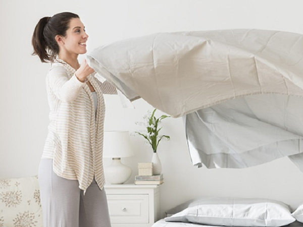 Vì sao sau khi ngủ dậy không nên gấp chăn ngay?