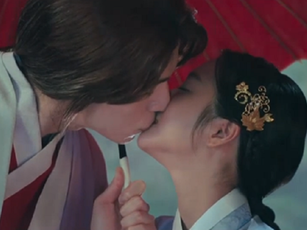 Lee Dong Wook liên tục 'quện môi' Jo Bo Ah, còn có ngay cảnh 'giường chiếu' ở Bạn Trai Tôi Là Hồ Ly tập 2