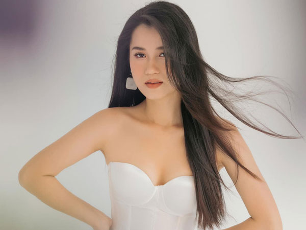 Hiếm hoi lắm Lâm Vỹ Dạ mới chịu 'hở bạo' khiến cả dàn sao xuýt xoa, lý do liên quan đến rich kid Ngọc Thanh Tâm?