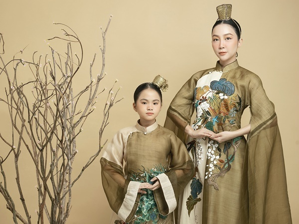 Linh Nga mơ màng bên mẫu nhí trong áo dài tơ sen tuyệt phẩm