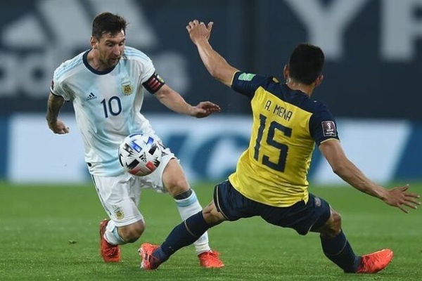 Messi, Suarez bắt kịp Ronaldo