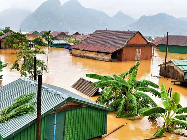 Ca-nô đến tận… cửa giải cứu người dân mắc kẹt trong lũ