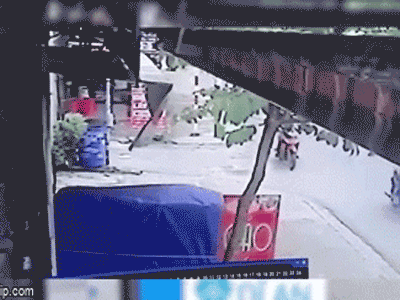 Video: Xế hộp mới mua tông kinh hoàng 2 xe máy khiến nam sinh và tài xế Grab tử vong