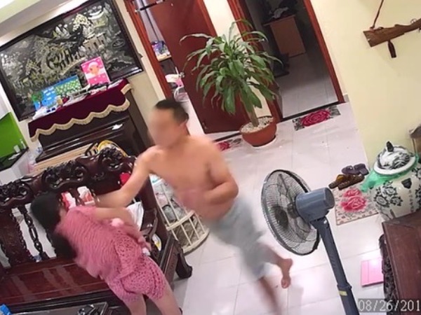 Chồng xô ngã vợ mới sinh rồi bỏ đi chơi, lúc quay về làm lành phát hiện vợ đã tử vong