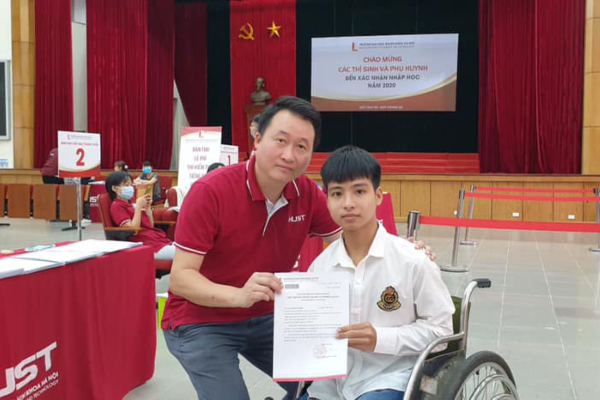 Nam sinh được bạn cõng suốt 10 năm nhập học Bách Khoa: 'Lần đầu tiên hai đứa không đi cùng nhau'