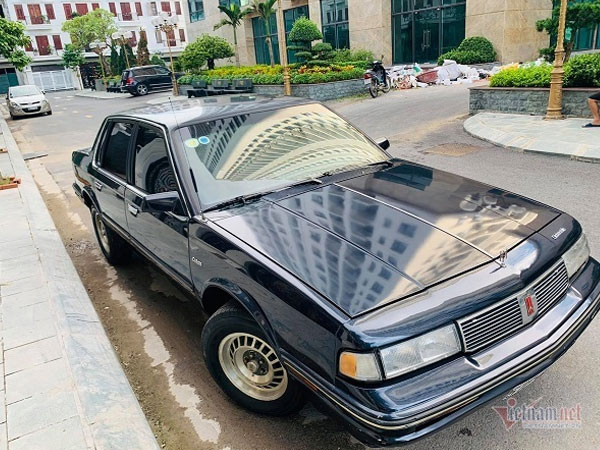 'Xế độc' Oldsmobile Cutlass Ciera 32 năm tuổi giá hơn 400 triệu tại Hà Nội