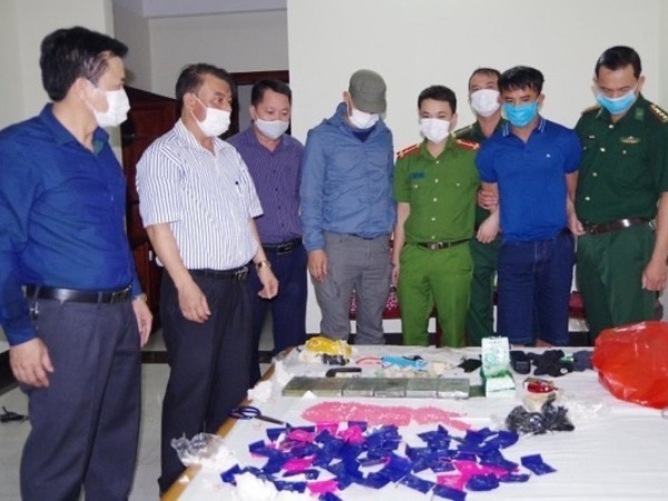 Đột kích nhà nghỉ, bắt 8X tàng trữ lô ma túy 'khủng'