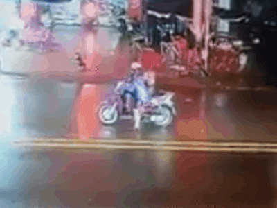 Video: Pha 'bỏ của chạy lấy người' nhanh như chớp tránh tai nạn kinh hoàng của nam thanh niên khiến dân mạng trầm trồ