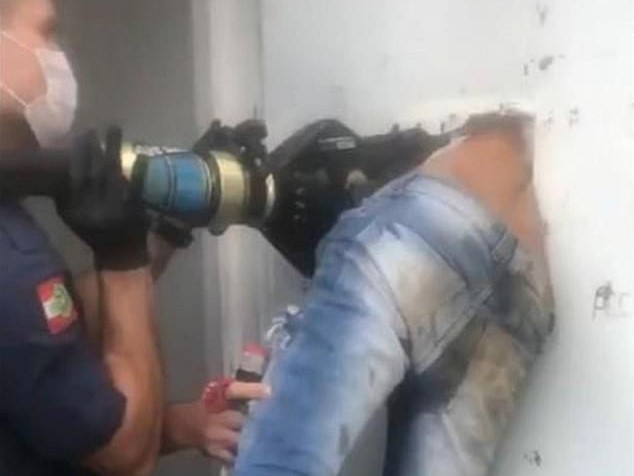 Pha ‘vượt ngục’ bi hài: Kẹt lơ lửng giữa cánh cửa