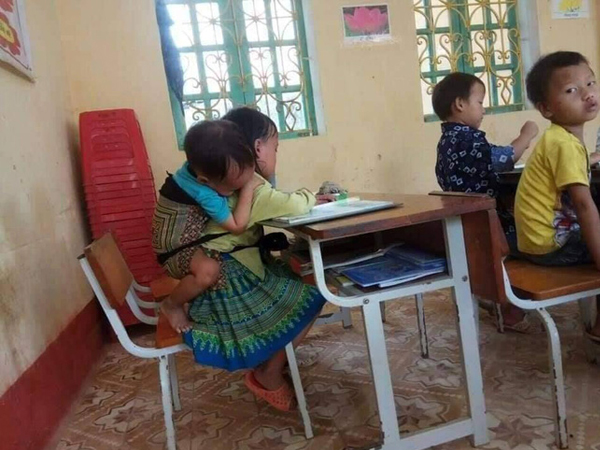 Xót xa hoàn cảnh bé gái 7 tuổi ở Yên Bái có bố đi tù, mẹ nghiện ngập, ngày ngày cõng em trai 20 tháng tuổi lên lớp học để có cơm ăn