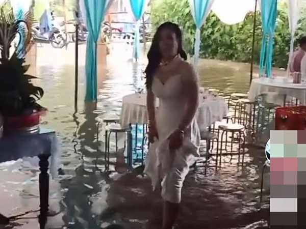 Vất vả tình cảnh đám cưới mùa lũ: Cô dâu vén váy đi giữa dòng nước ngập mênh mông, chú rể cõng vợ qua vùng nước ngập