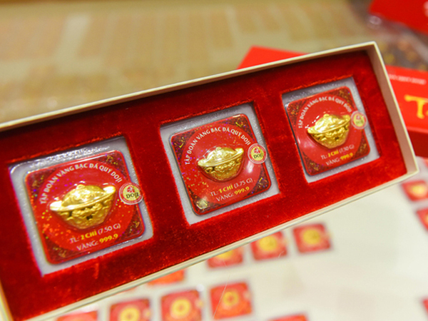 Giá vàng trong nước giằng co quanh 56 triệu đồng
