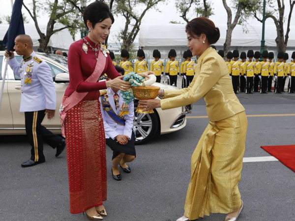 Hoàng quý phi Thái Lan xuất hiện lần đầu tiên sau khi được phục vị, đáng chú ý là biểu hiện của Hoàng hậu Suthida
