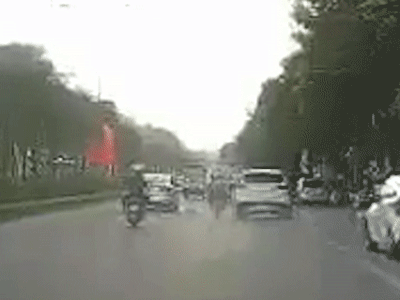 Hà Nội: Ô tô tông liên hoàn rồi bỏ chạy khiến 1 người chết, hàng loạt phương tiện hư hỏng nặng