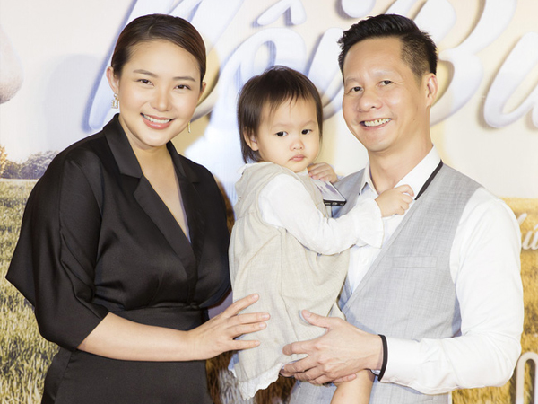 Chỉ vì để con nói tiếng Anh khi giao tiếp với bố mẹ, Phan Như Thảo lại dính thị phi từ 'trên trời rơi xuống'