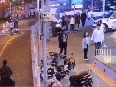 Khoảnh khắc kinh hoàng: Nữ tài xế không bằng lái 'bay thẳng' vào toà nhà ven đường, hiện trường tan nát khiến nhiều người hoảng loạn