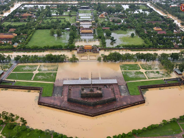 Chùm ảnh flycam: Trung tâm thành phố Huế ngập nặng do mưa lũ kéo dài, nước tiến sát mép cầu Trường Tiền
