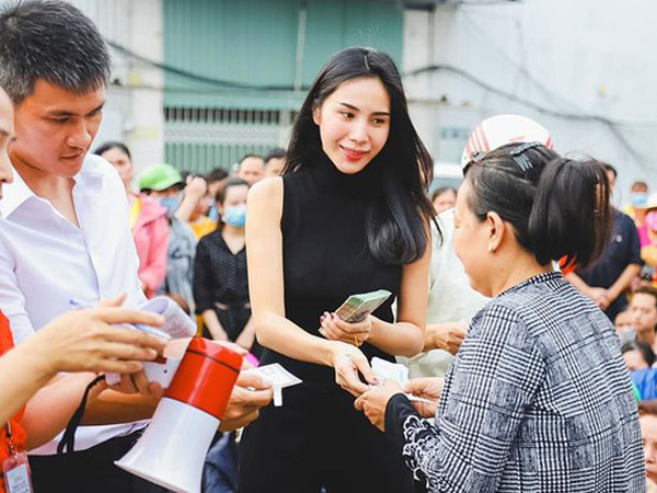 Thủy Tiên lại có màn đáp trả đi vào lòng người khi bị dân mạng chỉ trích chuyện không giúp đỡ miền Trung chống bão lũ