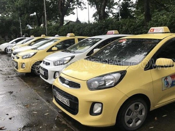Bị khách từ chối vì hét giá 'cắt cổ', 7 tài xế 'xe dù' cầm dao đuổi đánh tài xế taxi trước cổng Bệnh viện Nhi