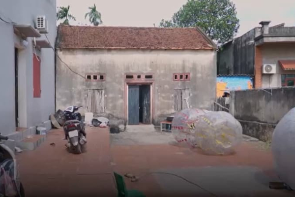 Hậu xử phạt Hưng Vlog, sân nhà bà Tân vắng vẻ, đồ đạc vứt lăn lóc