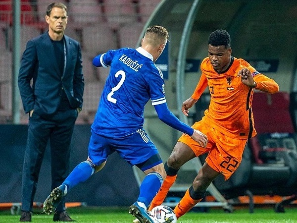 Hà Lan không thắng trận thứ hai với De Boer