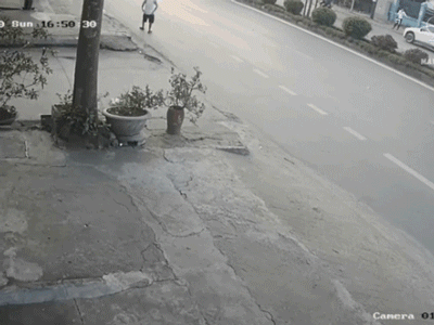 Video: 10x chưa có bằng lái điều khiển Mazda 'điên' húc văng người đàn ông, tăng ga đâm loạt xe trên phố