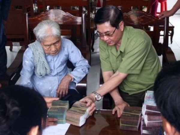 Trao tiền bồi thường cho 6 người bị oan trong một gia đình