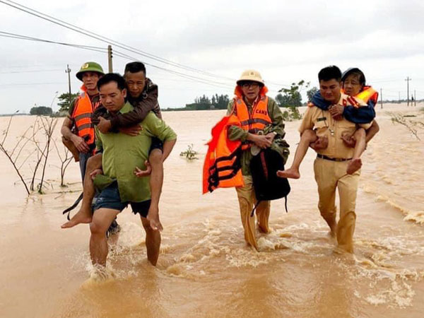 Công an cứu dân trong lũ dữ ở miền Trung