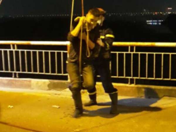 Vụ nam thanh niên nhảy cầu Chương Dương rồi vẫy tay cầu cứu: Say rượu, rơi trúng bãi lau sậy thoát chết