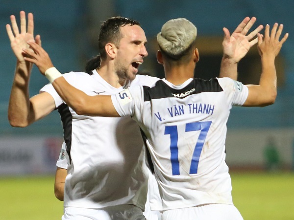 HAGL tan hoang hàng thủ trong trận gặp Hà Nội FC