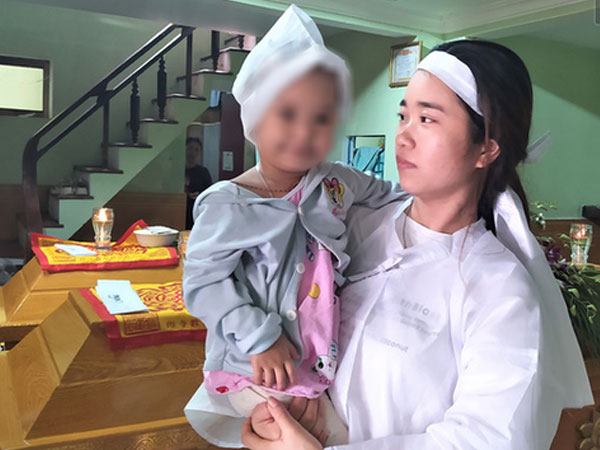 Đôi vợ chồng tử vong vì nước lũ, con gái 2 tuổi ngơ ngác trong đám tang: 'Thôn nghèo hôm nay nhiều người khóc quá...'