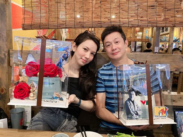 MC Anh Tuấn mở tiệc mừng sinh nhật tuổi 46 nhưng mọi ánh nhìn lại đổ dồn vào nhan sắc bà xã xinh đẹp, kín tiếng