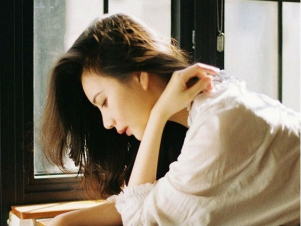 Gió mùa về, tôi tặng mẹ chồng cũ chiếc áo ấm, để rồi phải bật khóc khi vô tình bước vào phòng ngủ của chồng cũ