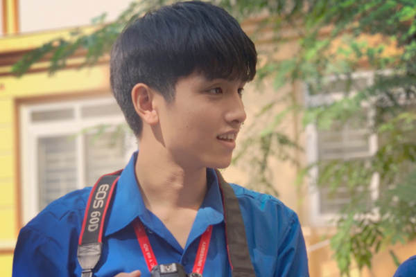 Chụp ảnh sương sương ngày nhập học, nam sinh trường Y gây thương nhớ với góc nghiêng cực phẩm, soi info hóa ra người quen