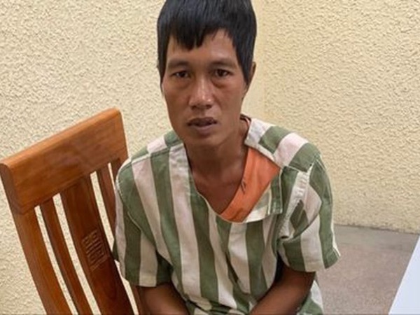 Gã đàn ông có 'sở thích' kỳ quái, đốt xe máy của người dân