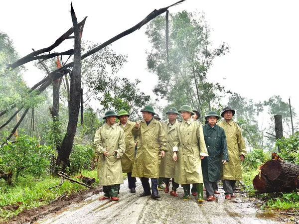 40 công nhân, chuyên gia thủy điện Rào Trăng 3 di chuyển bằng đường rừng đến Rào Trăng 4