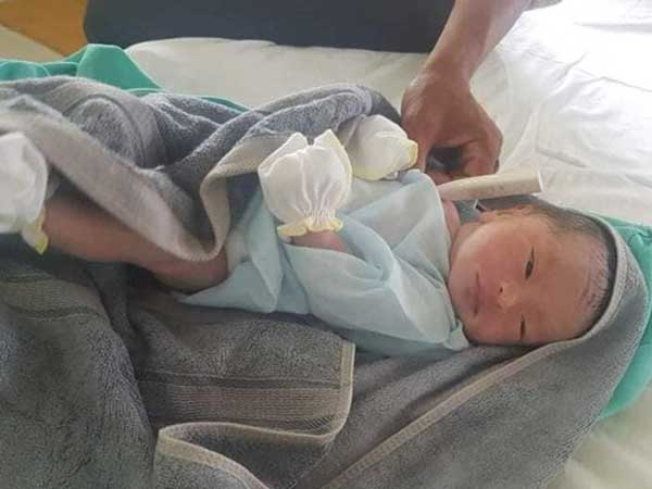 Công an viên nhận nuôi bé sơ sinh bị bỏ rơi trong túi nilon vứt ven đường