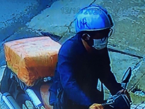 Khách 'sộp' vào tiệm vàng hỏi mua rồi cầm vàng bỏ chạy
