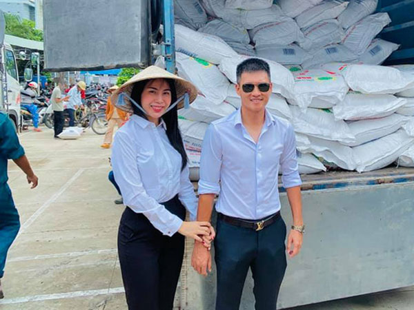 Thủy Tiên từ lời nói đến hành động giúp đỡ miền Trung chỉ trong vòng 1 đêm, Công Vinh than trời: 'Nhà tôi có nuôi một cô vợ trời hành'